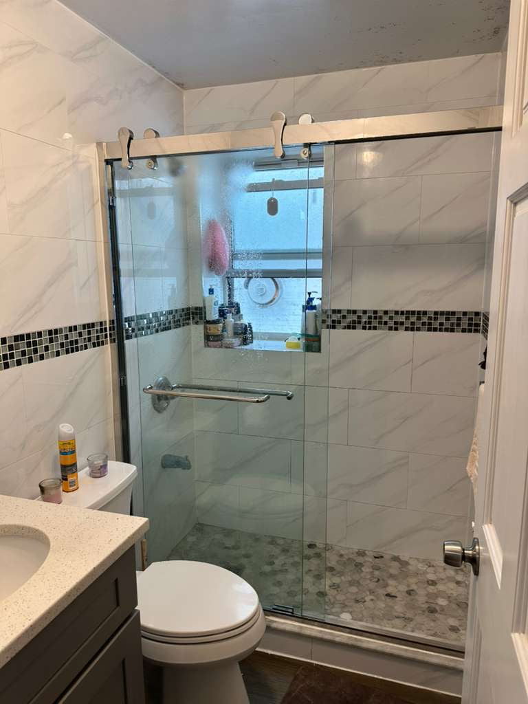 Habitación remodelada en Brooklyn, con armario, sin amueblar, comparte piso con 3 personas.