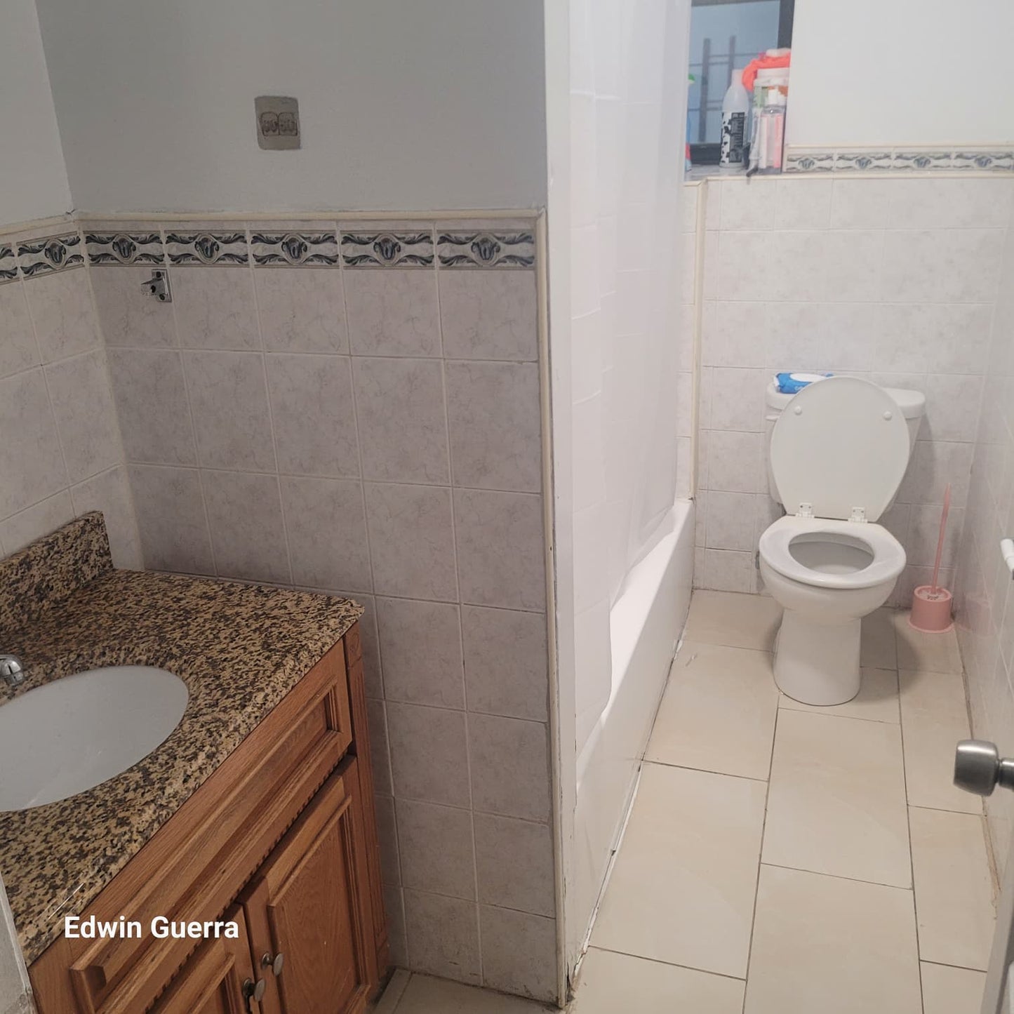 Se alquila habitación en buena zona y cerca del tren.