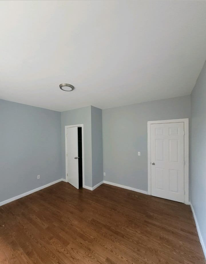 Se alquila habitación en buena zona y cerca del tren.