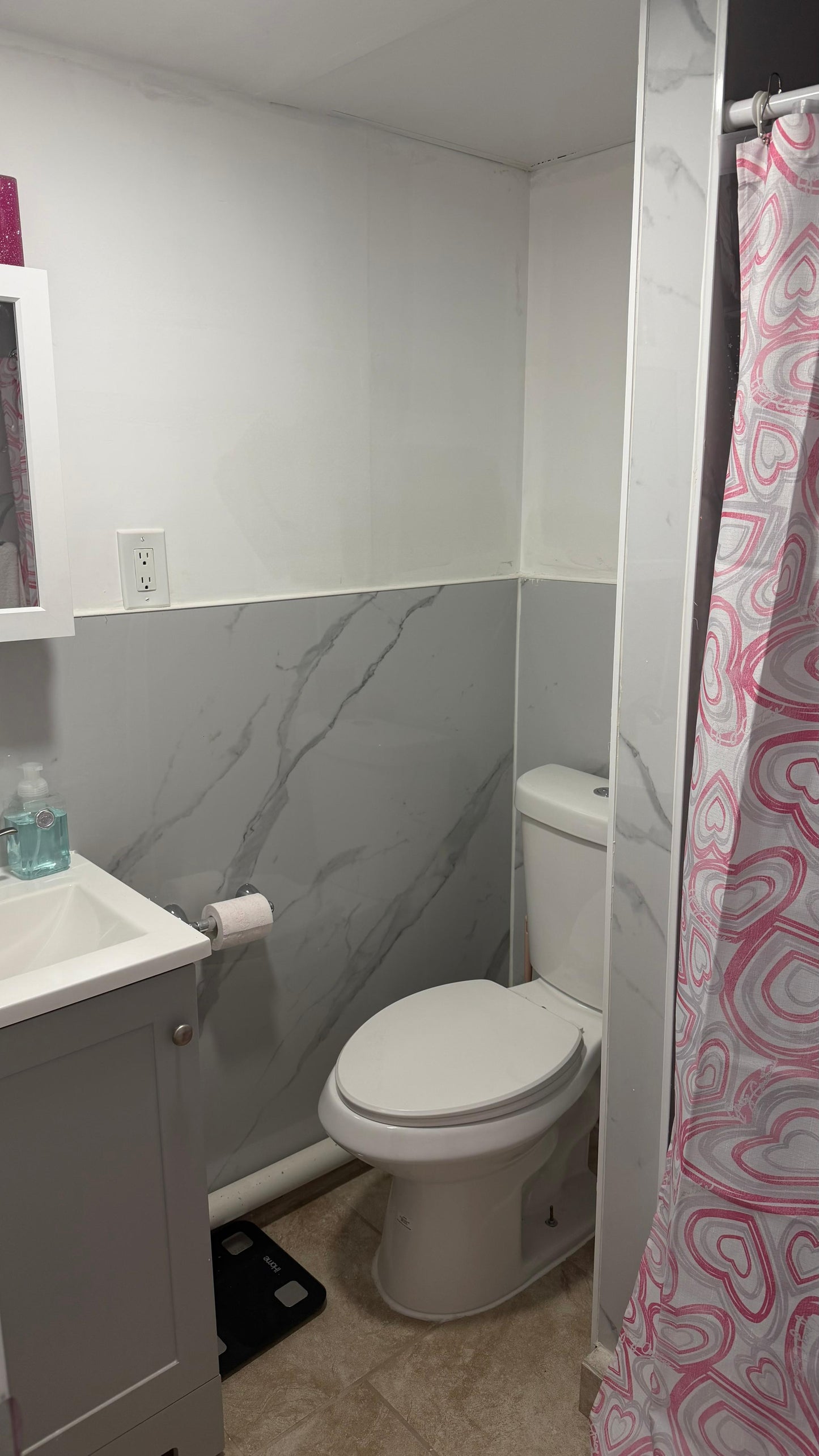 Se alquila habitación para mujer.