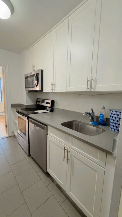 Habitación privada grande y luminosa en Queens.