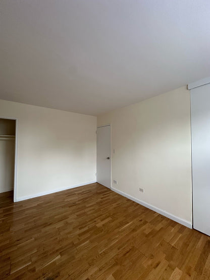 Habitación privada grande y luminosa en Queens.