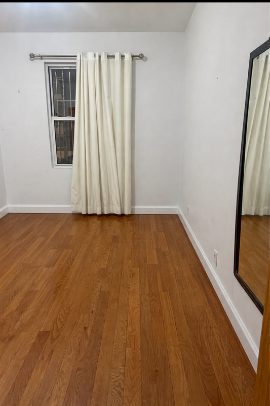 Se alquila habitación en Elmhurst, solo para mujer.