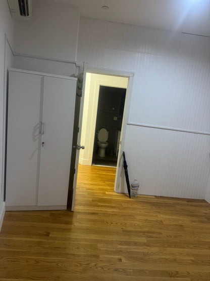 Habitación en la mejor zona de Queens frente a Queens center y estaciones de tren cerca