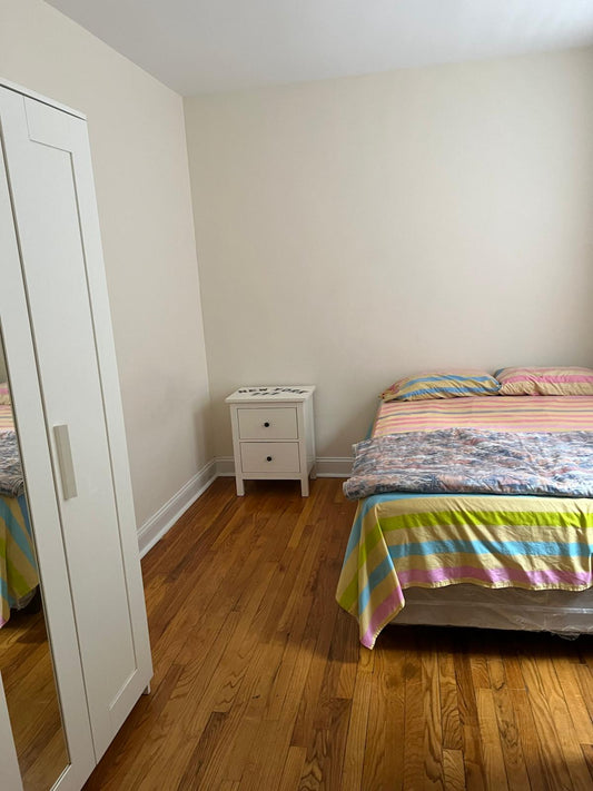 Una habitación muy confortable, en Rego Park.