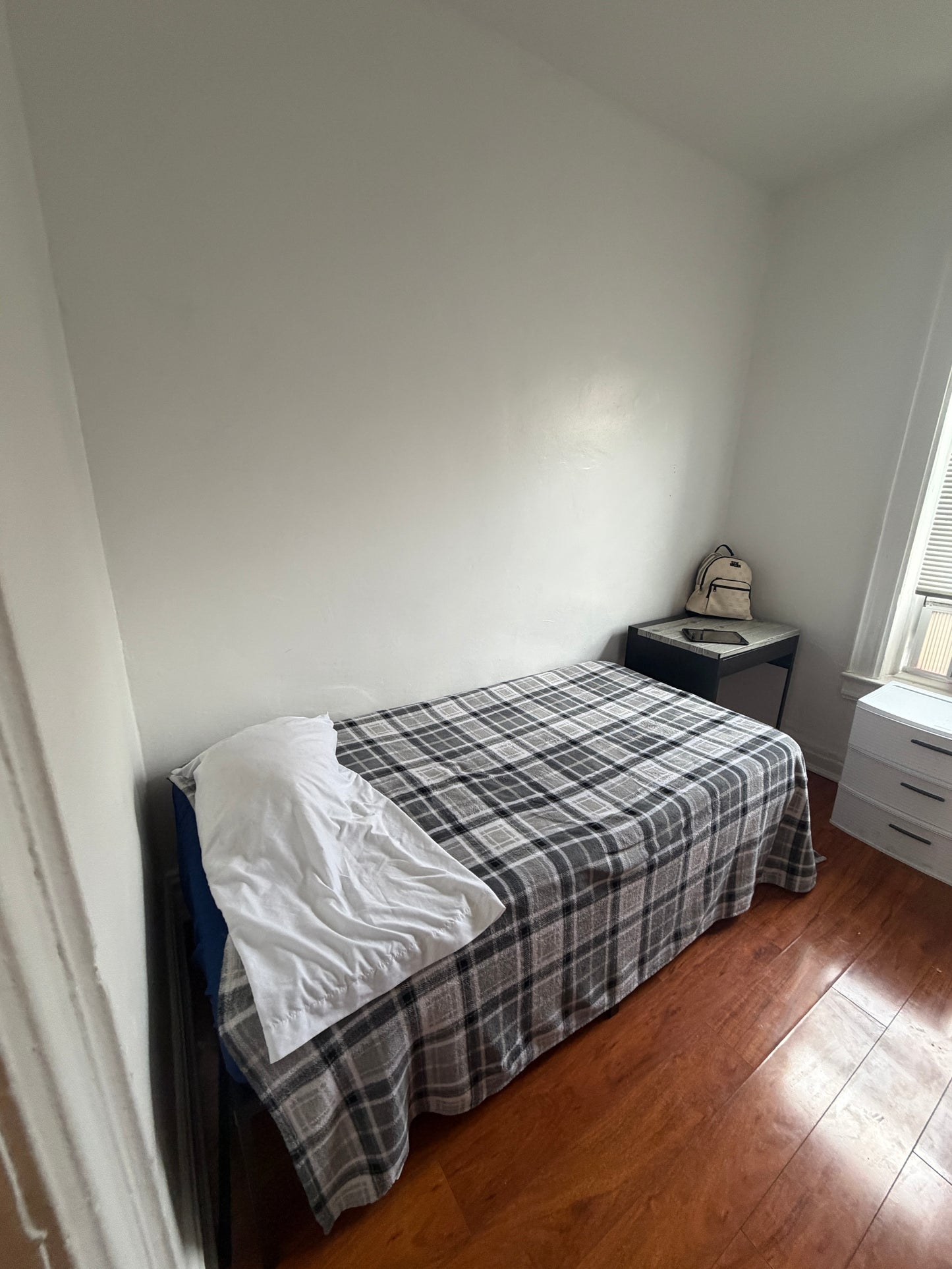 Se alquila habitación en piso familiar.