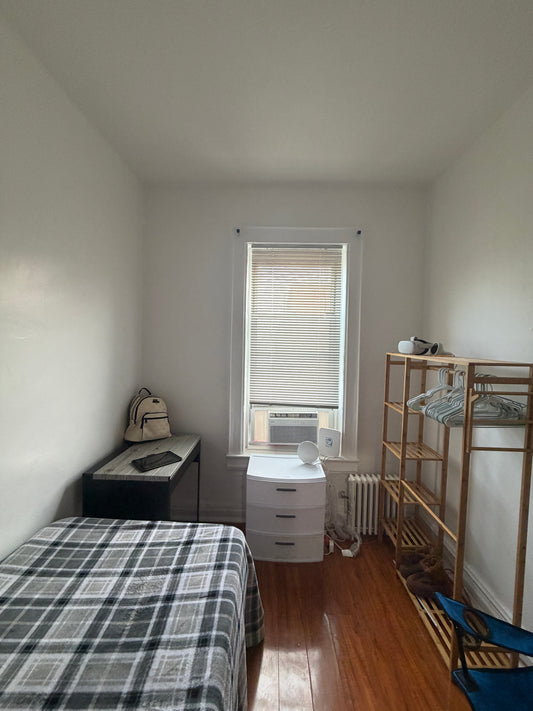 Se alquila habitación en piso familiar.