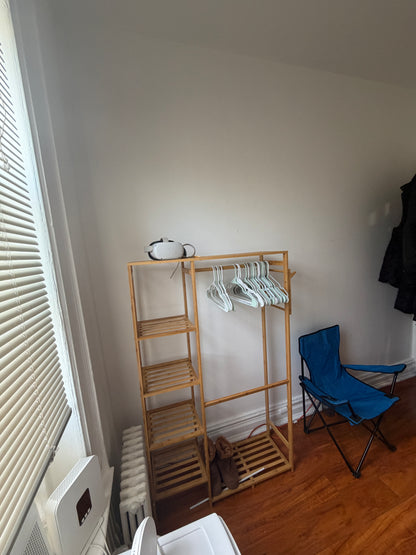 Se alquila habitación en piso familiar.