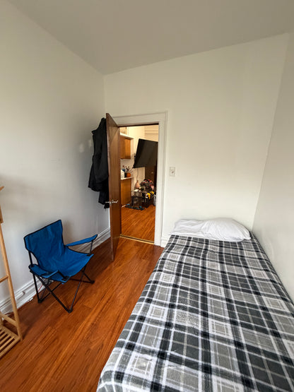 Se alquila habitación en piso familiar.