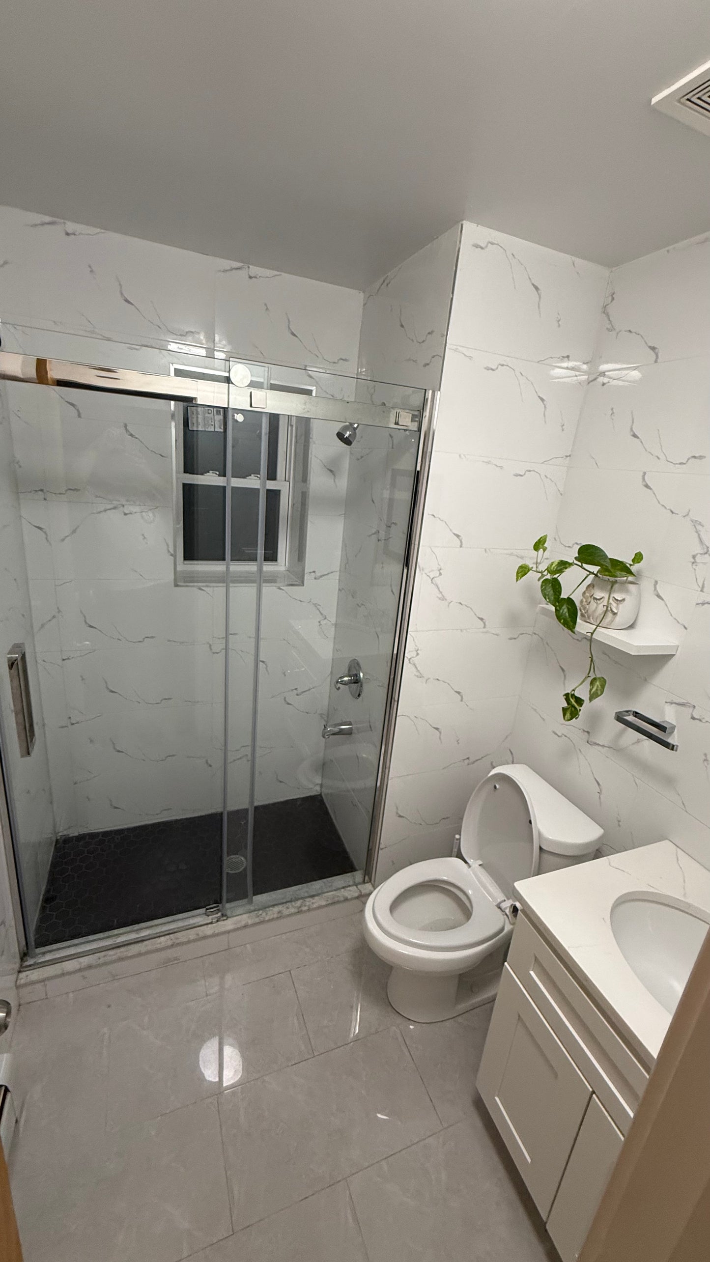 Habitación con baño privado en Woodside, cerca al tren 7.