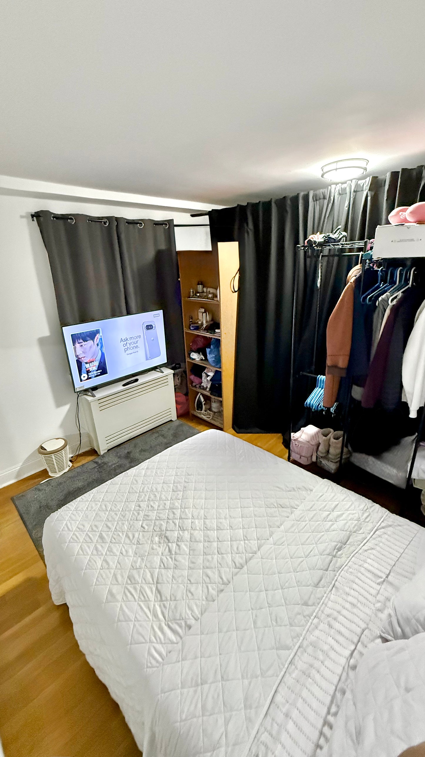 Espacio amueblado en Kew Garden Hills, disponible de inmediato.