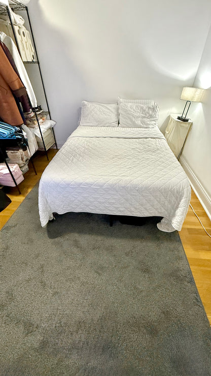 Espacio amueblado en Kew Garden Hills, disponible de inmediato.