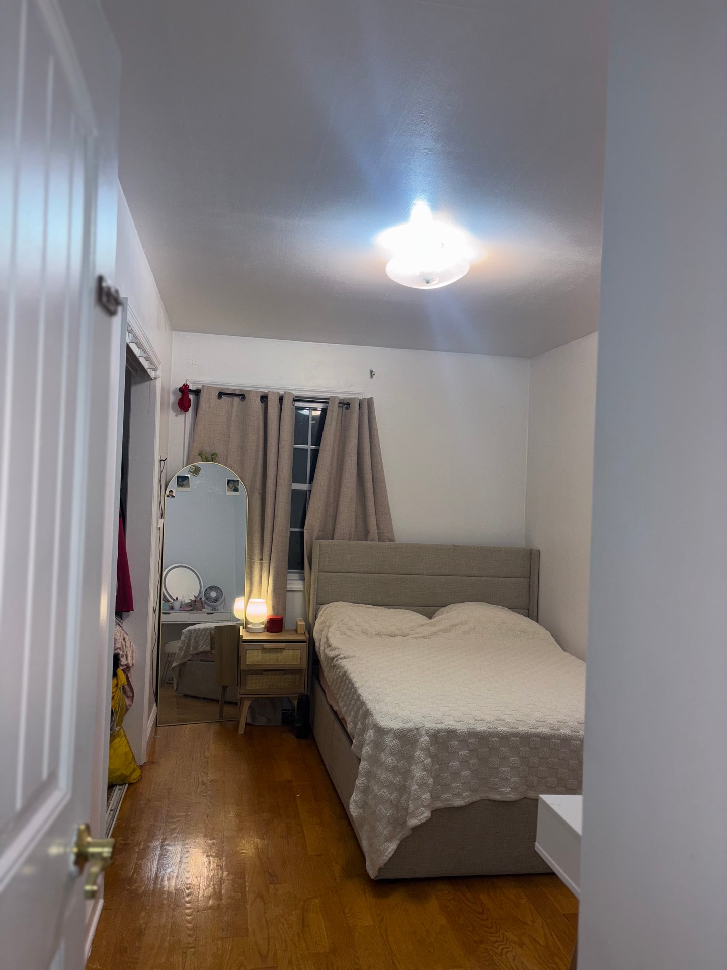 Habitación amueblada en Whitestone, disponible de inmediato.