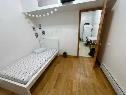 Se renta habitación privada con puerta en la yarda, tren N a unas cuadras