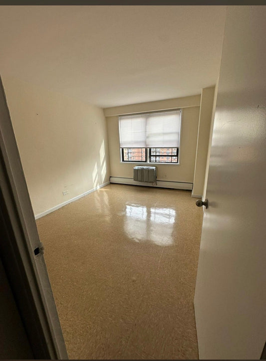 HABITACIÓN AMPLIA Y LUMINOSA