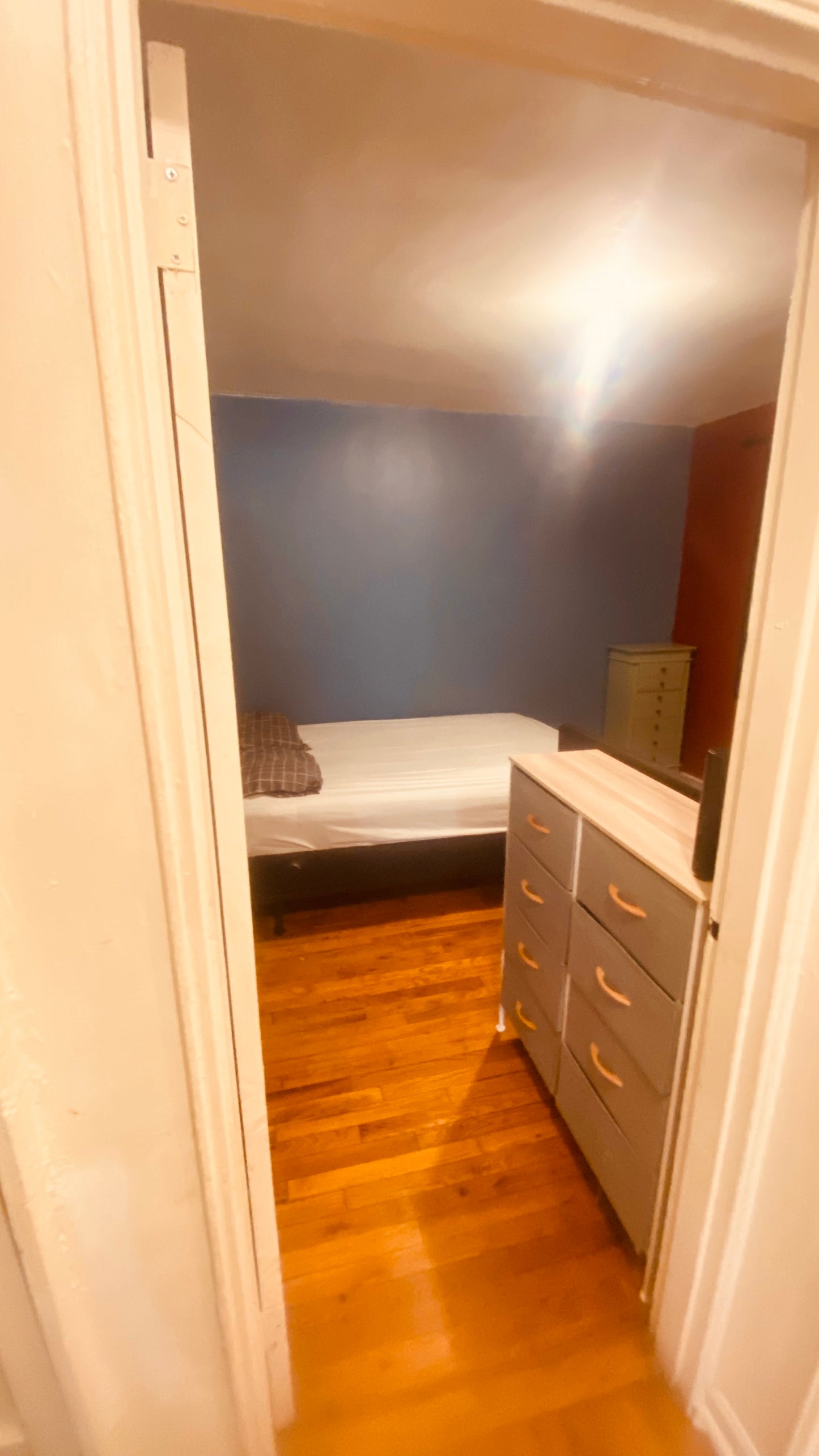 Habitación amoblada con dos camas