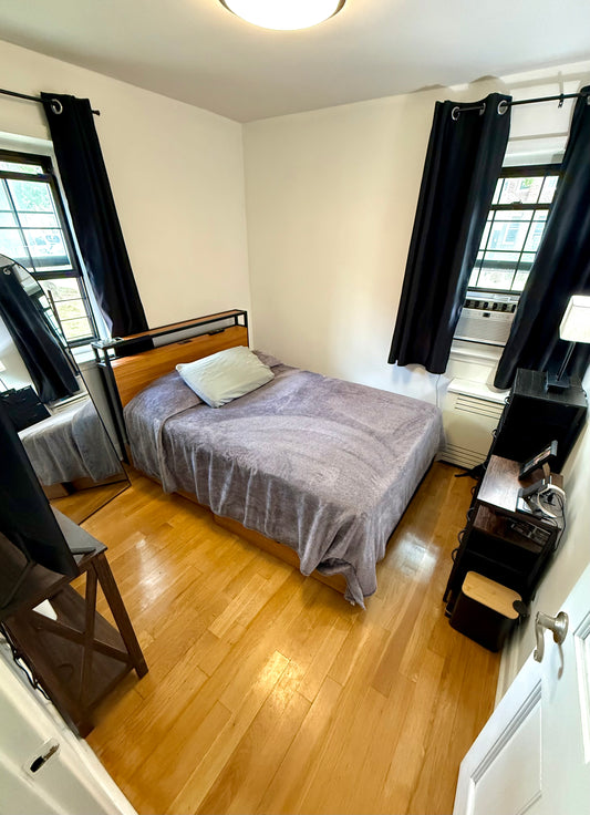 Habitación amueblada en Kew Garden Hills con fácil acceso al transporte público.