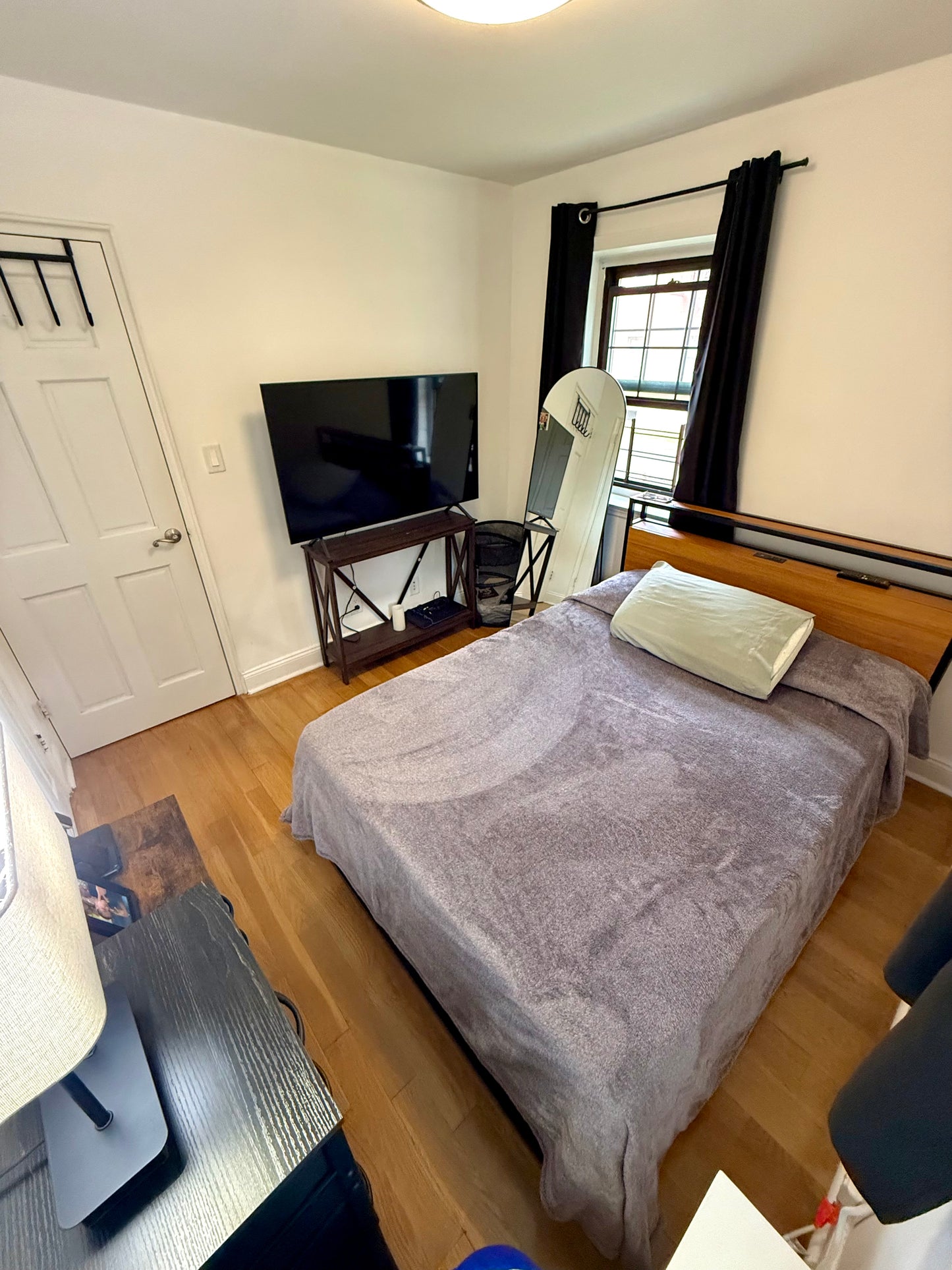 Habitación amueblada en Kew Garden Hills con fácil acceso al transporte público.