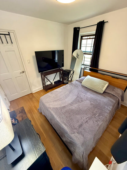 Habitación amueblada en Kew Garden Hills con fácil acceso al transporte público.