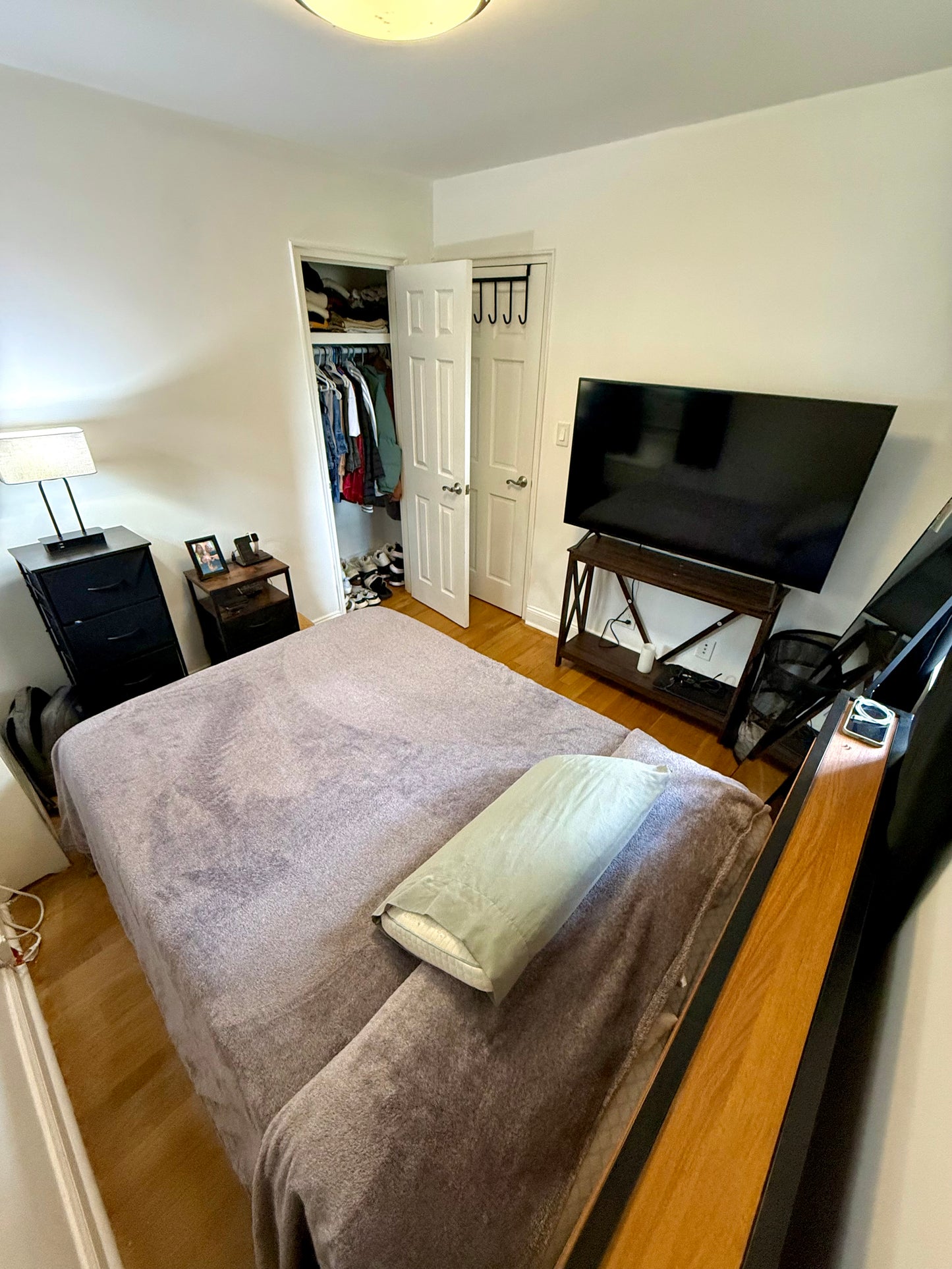 Habitación amueblada en Kew Garden Hills con fácil acceso al transporte público.