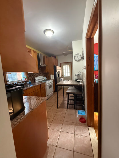 Habitación económica en Queens, disponibilidad inmediata.