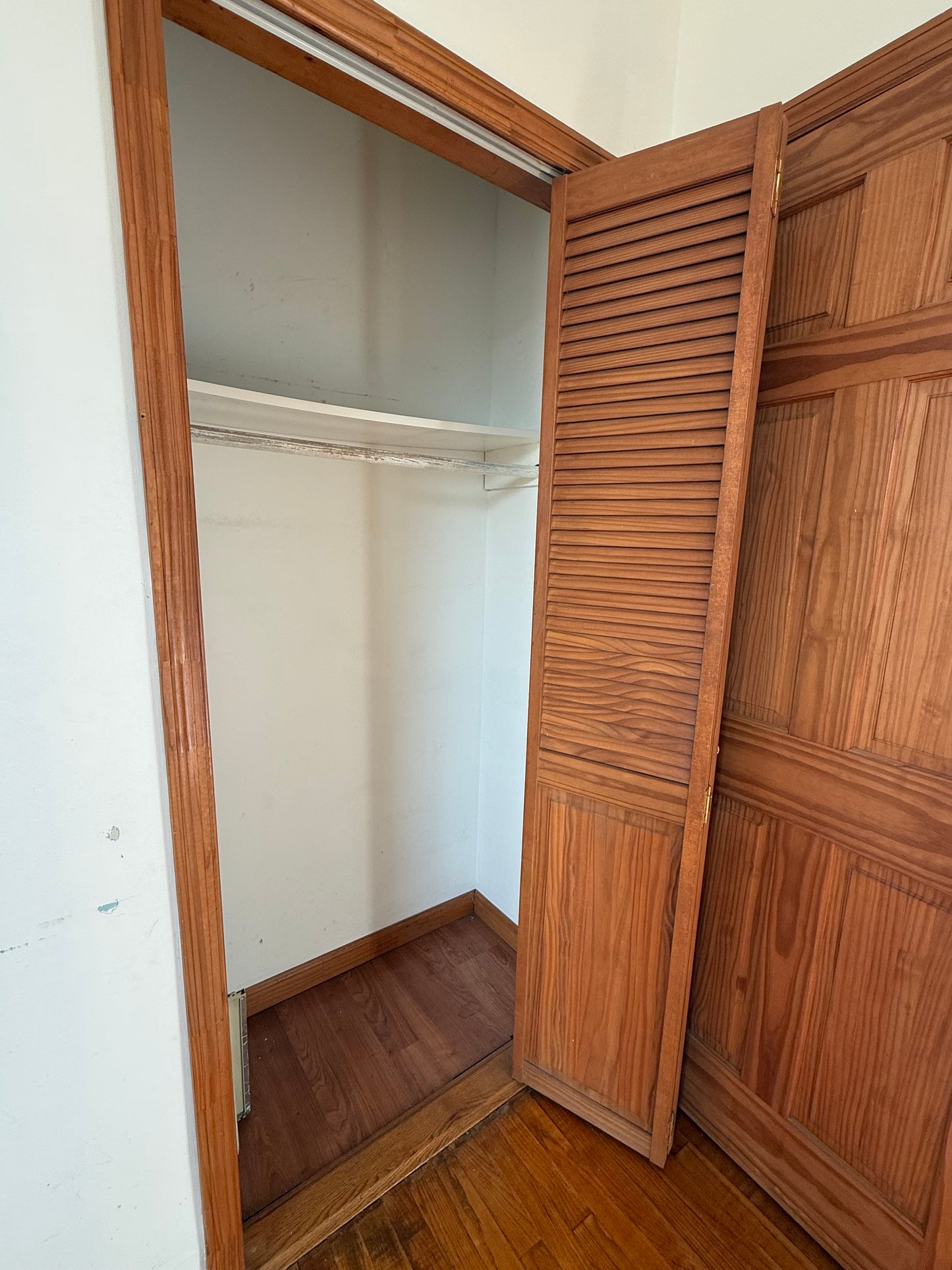 Habitación económica en Queens, disponibilidad inmediata.