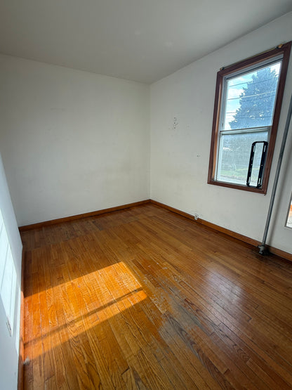 Habitación económica en Queens, disponibilidad inmediata.