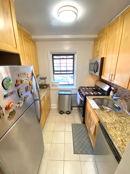 Espacio amueblado en Kew Garden Hills, disponible de inmediato.