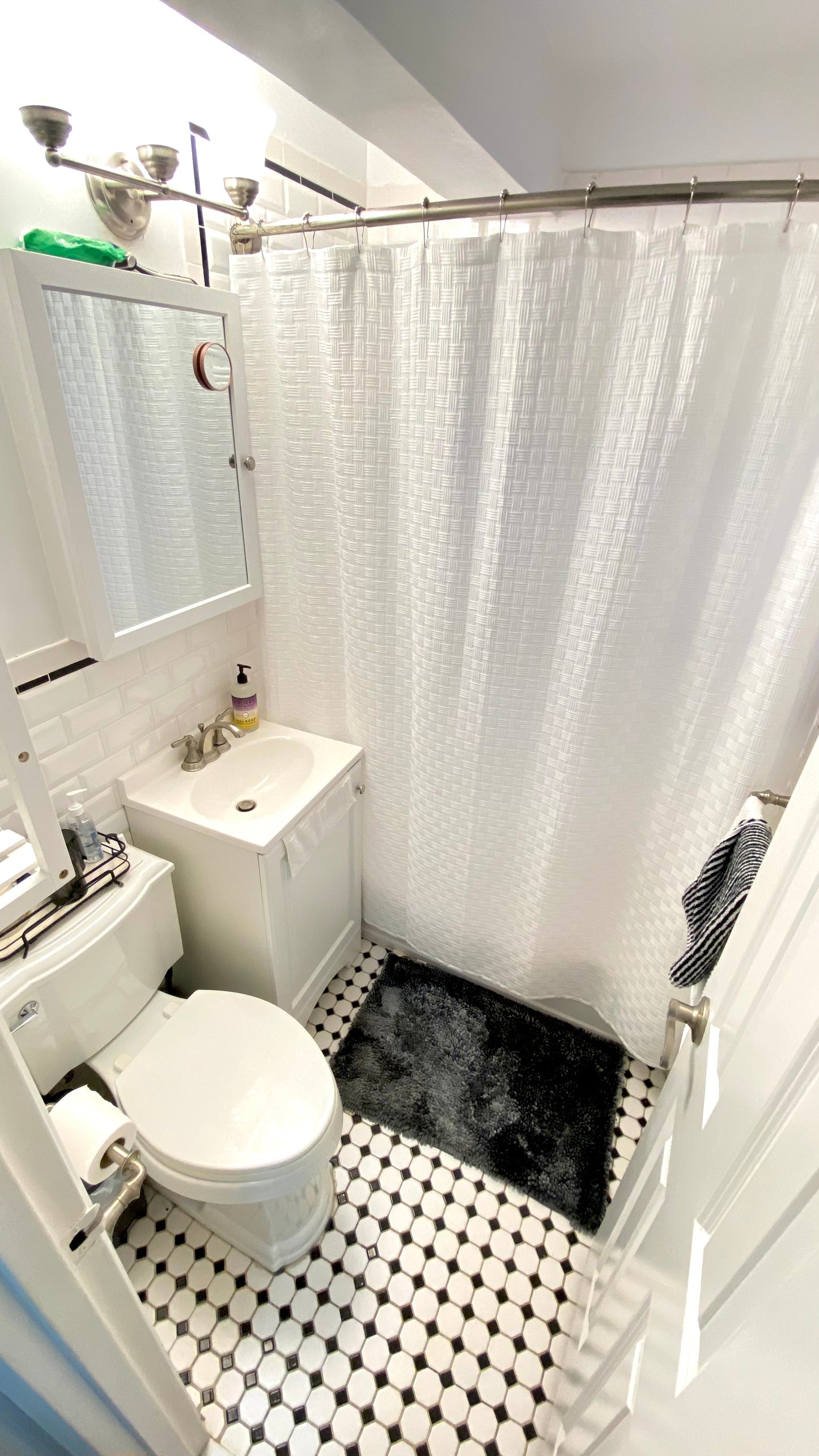 Espacio amueblado en Kew Garden Hills, disponible de inmediato.