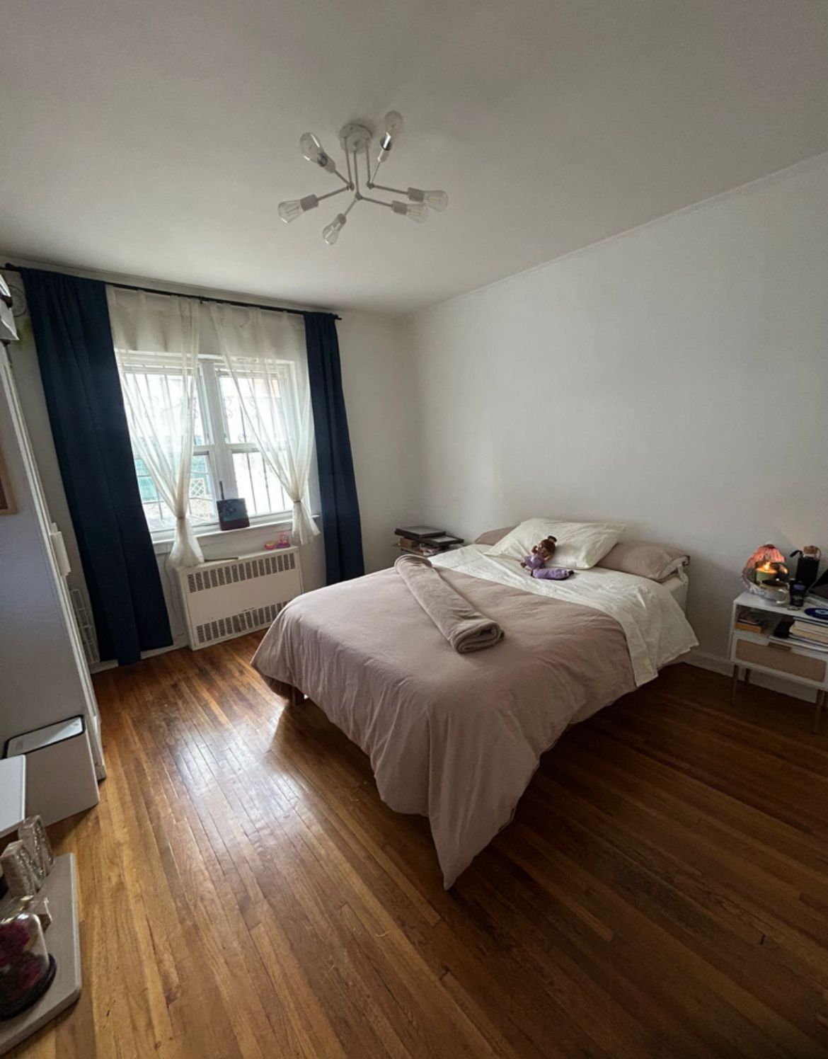 Se renta habitación en Astoria para mujer.