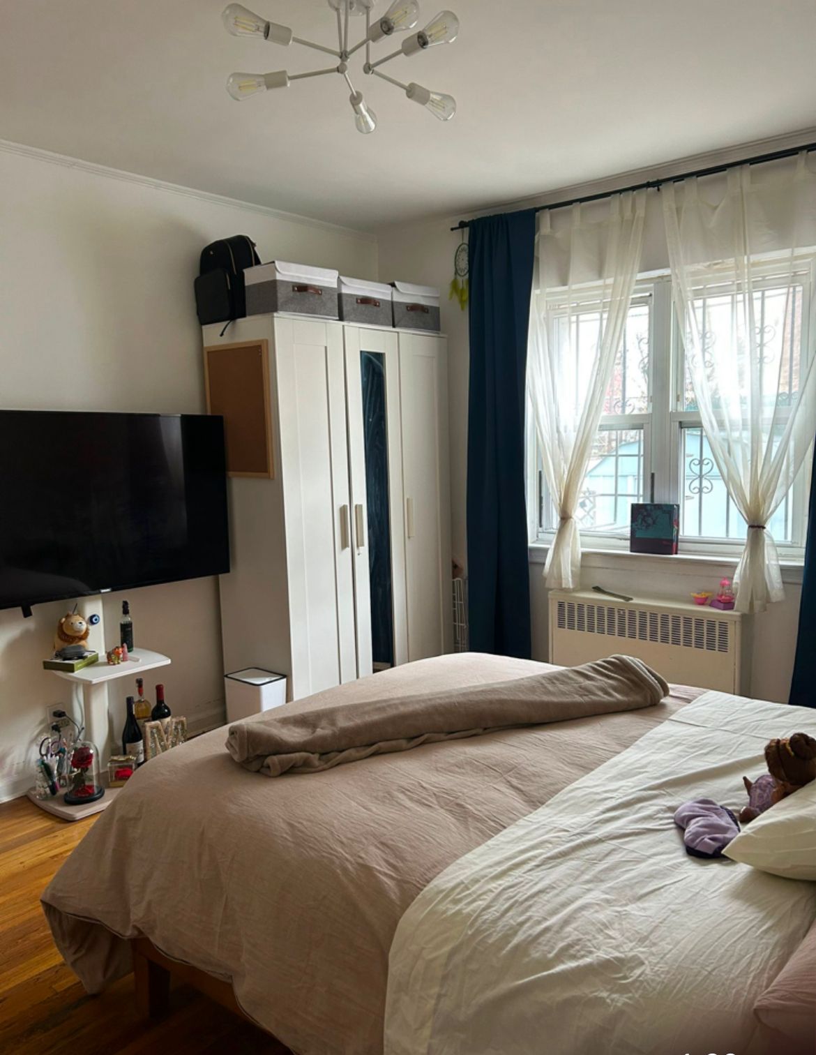 Se renta habitación en Astoria para mujer.