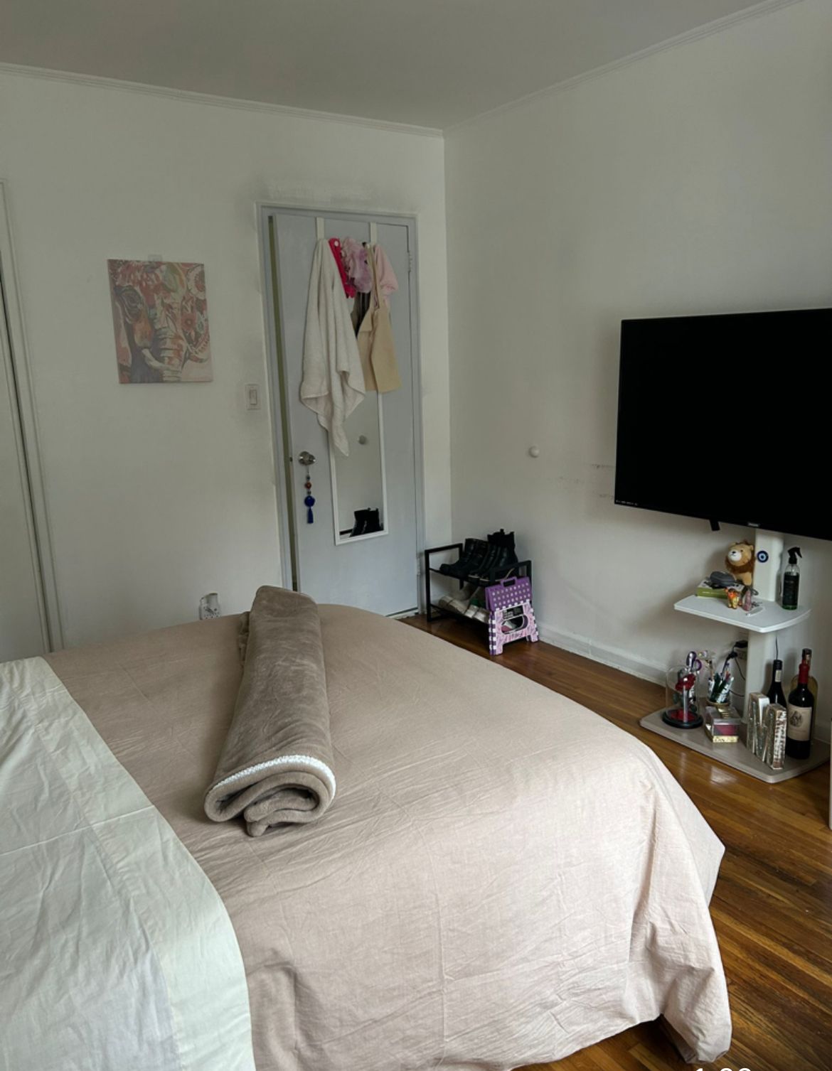 Se renta habitación en Astoria para mujer.
