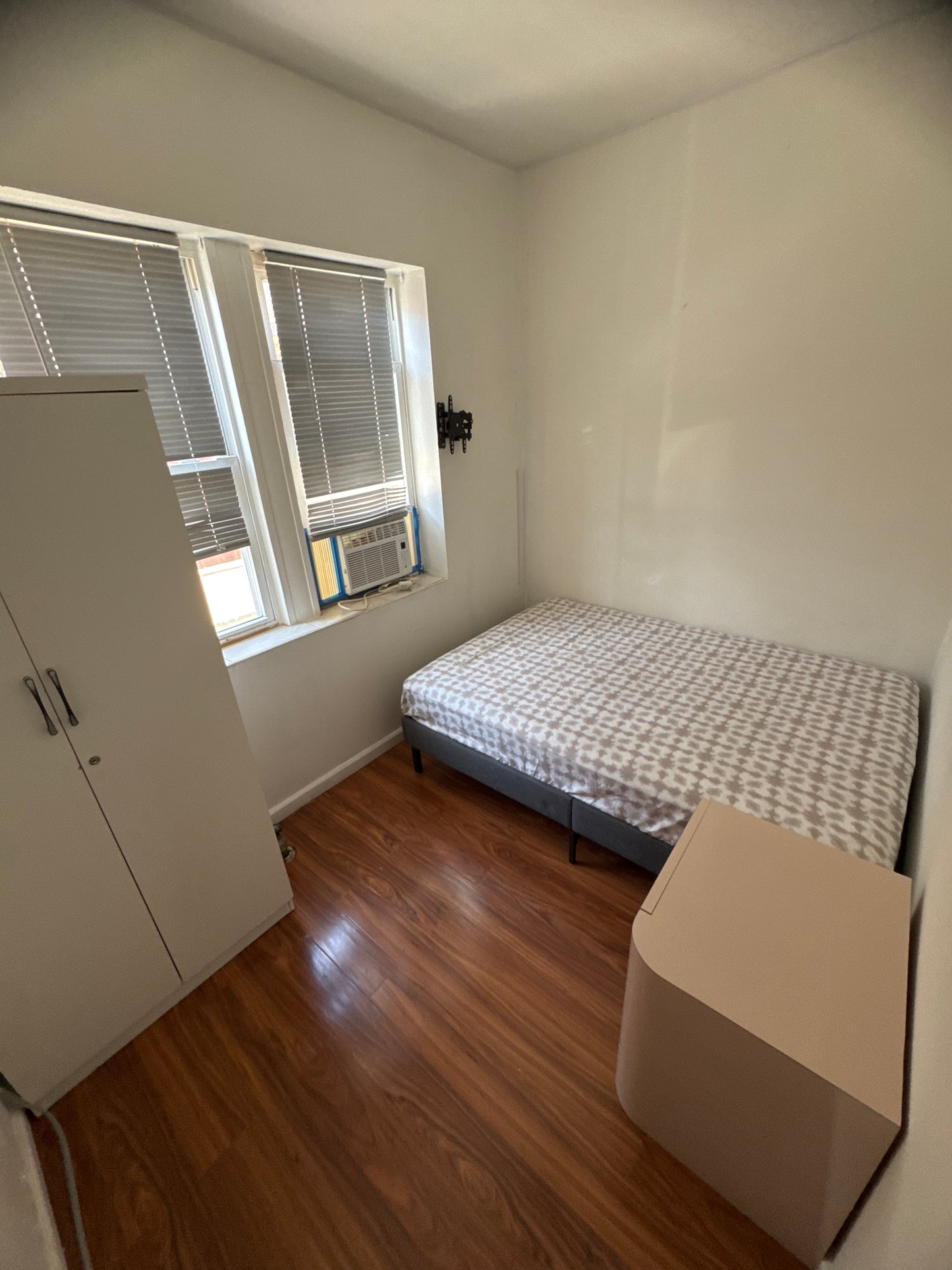 Habitación amoblada en el corazón de Jackson heights a una calle del tren 7 comercio y restaurantes