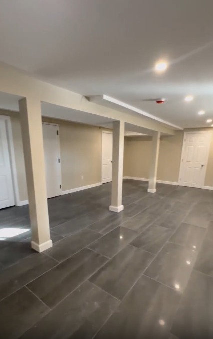 ¡Casa recientemente renovada en alquiler en Middle Village!