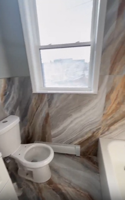 ¡Casa recientemente renovada en alquiler en Middle Village!