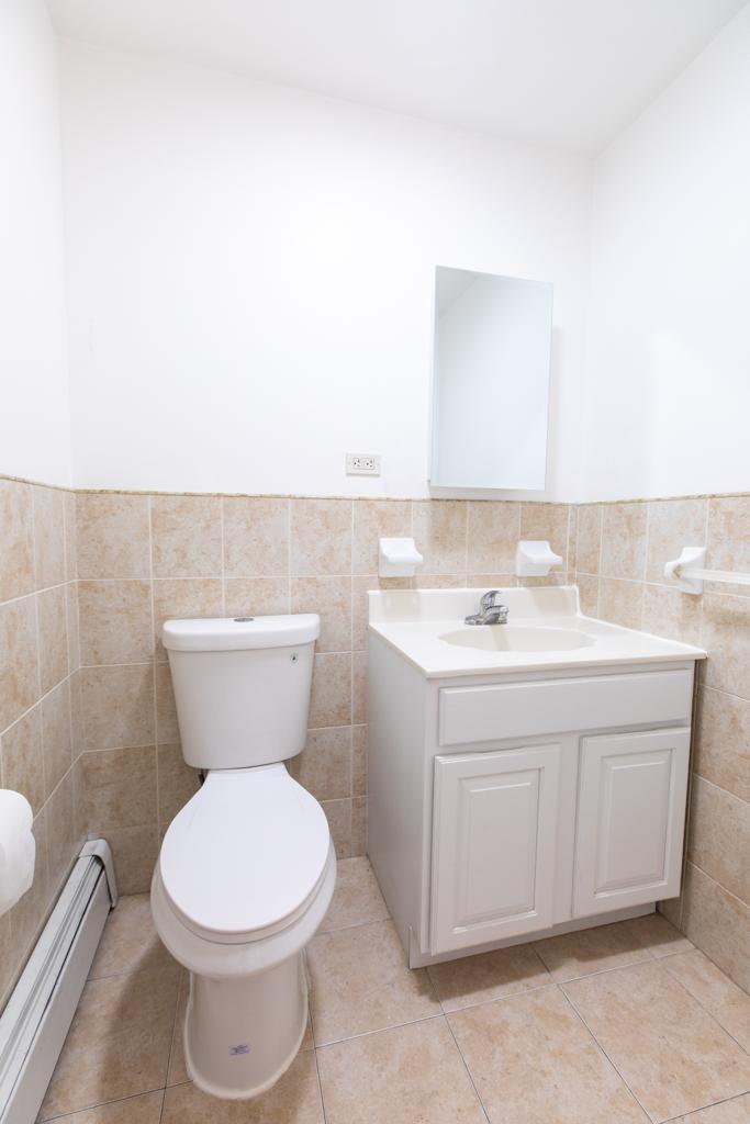 Habitación amoblada en Brooklyn sin depósito, con cocina amplia, lavandería y yarda.