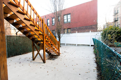 Habitación amoblada en Brooklyn sin depósito, con cocina amplia, lavandería y yarda.
