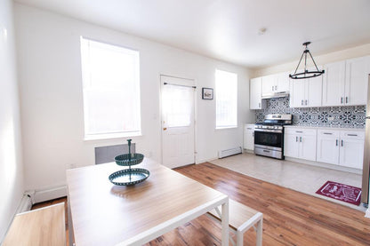 Habitación amoblada en Brooklyn sin depósito, con cocina amplia, lavandería y yarda.