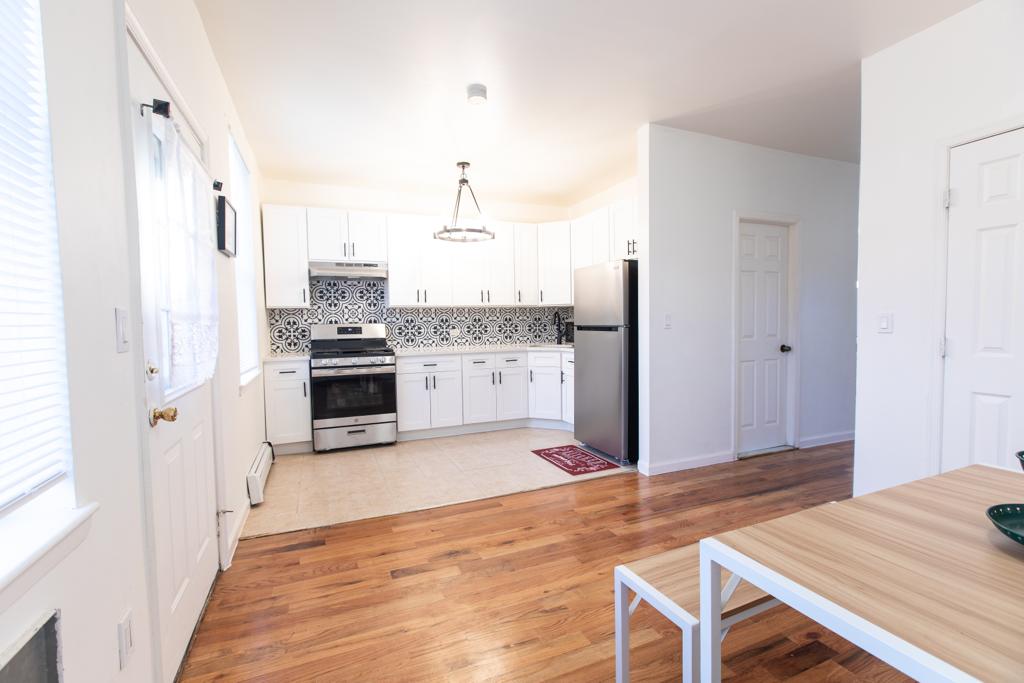 Habitación amoblada en Brooklyn sin depósito, con cocina amplia, lavandería y yarda.