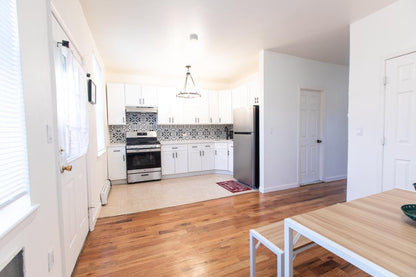 Habitación amoblada en Brooklyn sin depósito, con cocina amplia, lavandería y yarda.