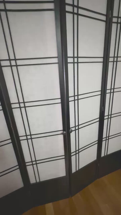 Espacio amueblado en Kew Garden Hills, disponible de inmediato.