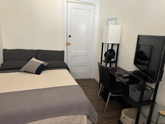 ¡Habitación privada con entrada independiente en Ridgewood!