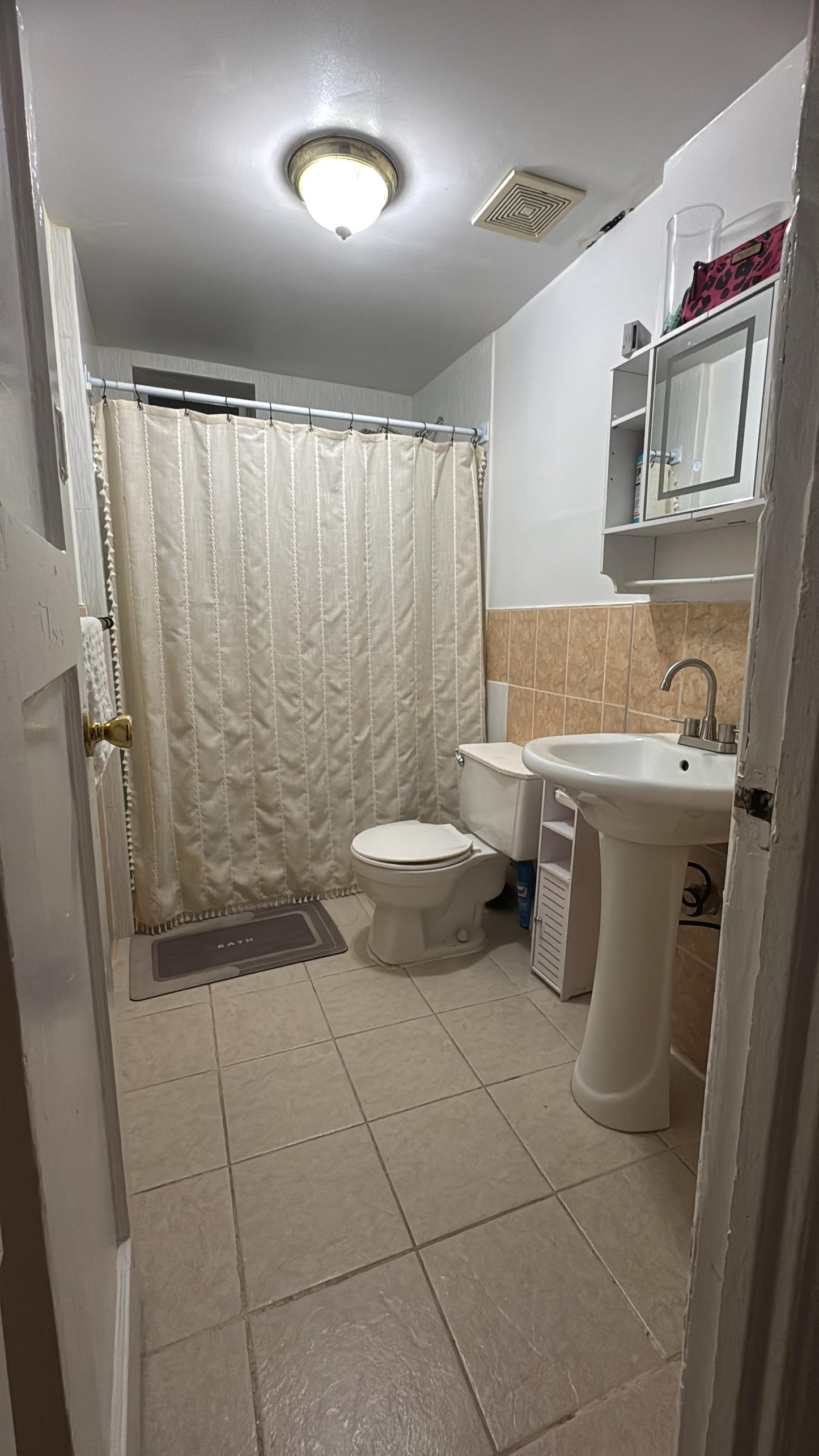 Habitación amoblada en el corazón de Jackson heights a una calle del tren 7 comercio y restaurantes