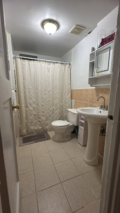 Habitación amoblada en el corazón de Jackson heights a una calle del tren 7 comercio y restaurantes