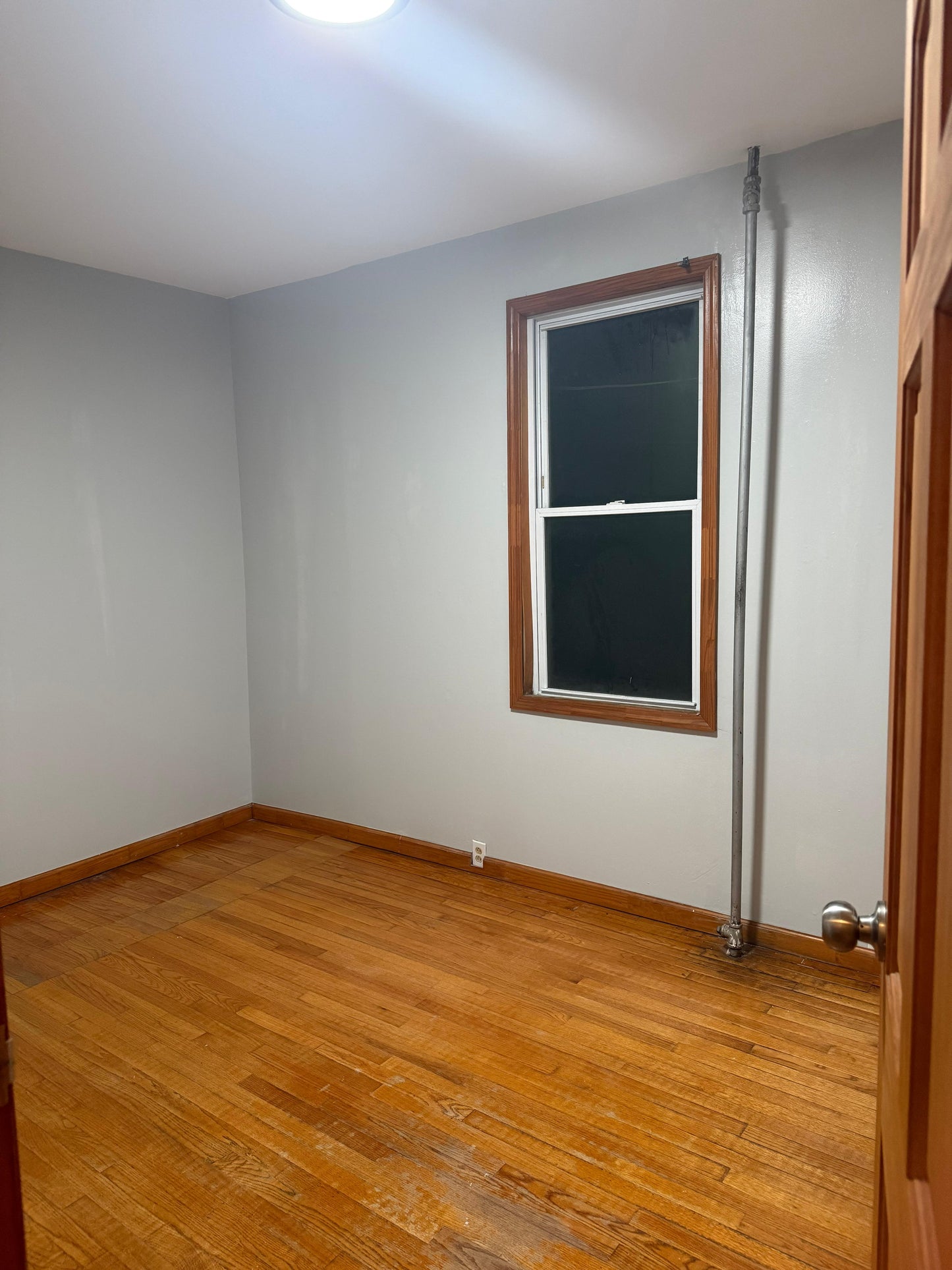 Habitación económica en Queens, disponibilidad inmediata.