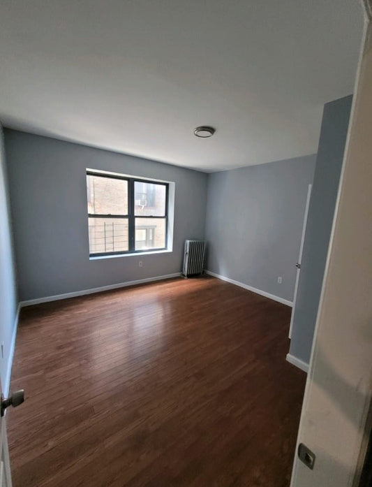 Se alquila habitación en buena zona y cerca del tren.