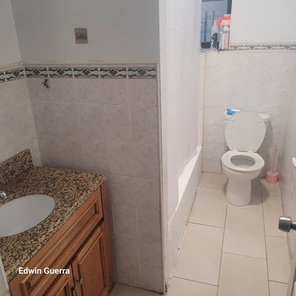 Se alquila habitación en buena zona y cerca del tren.