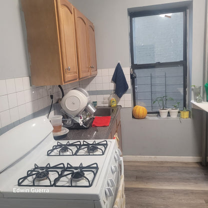 Se alquila habitación en buena zona y cerca del tren.