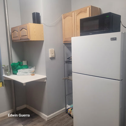 Se alquila habitación en buena zona y cerca del tren.