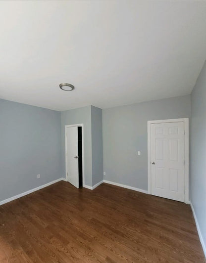 Se alquila habitación en buena zona y cerca del tren.